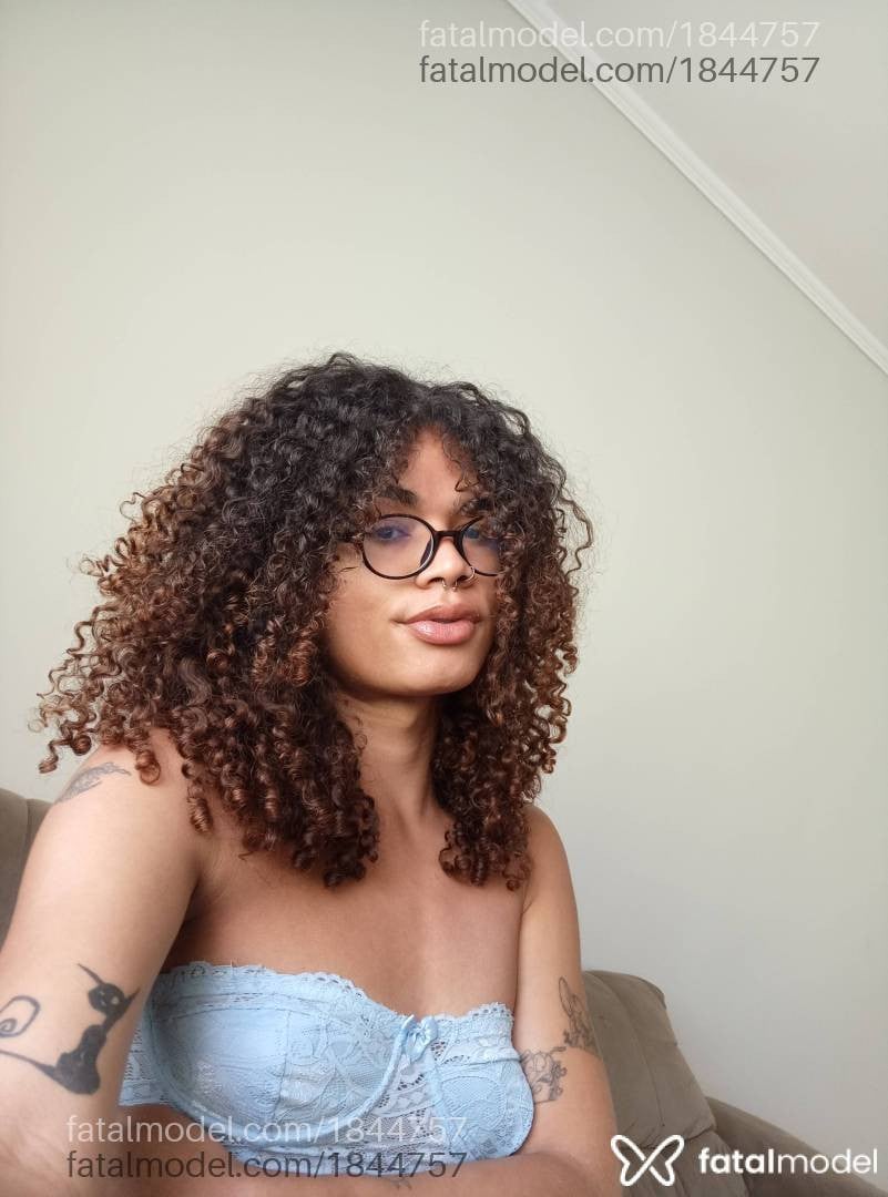 Acompanhante mulher trans com cabelo castanho de olhos castanhos - Alana Lima