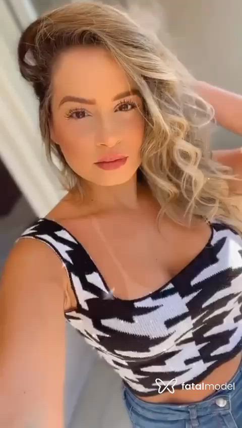 Acompanhante mulher loira (o) de olhos castanhos - Mel