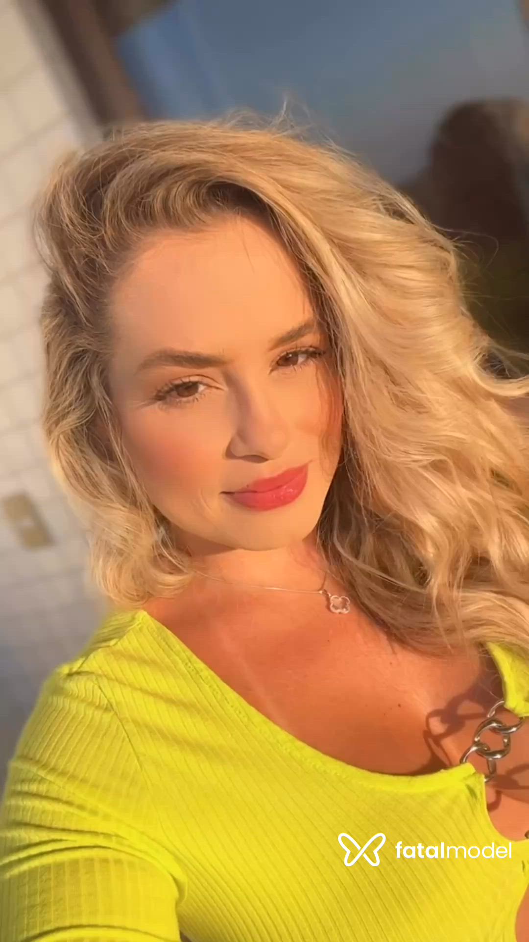 Acompanhante mulher loira (o) de olhos castanhos - Mel