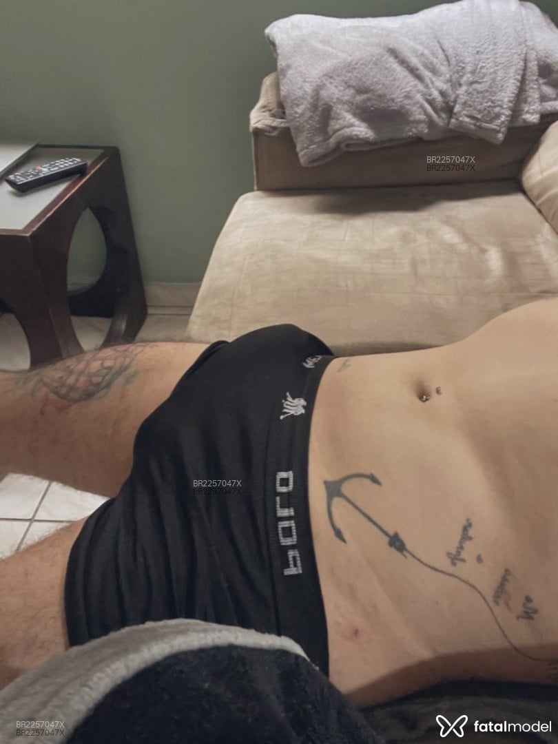 Acompanhante homem morena (o) de olhos pretos em Virtual Acompanhante homem morena (o) de olhos pretos em Virtual - Guimarães