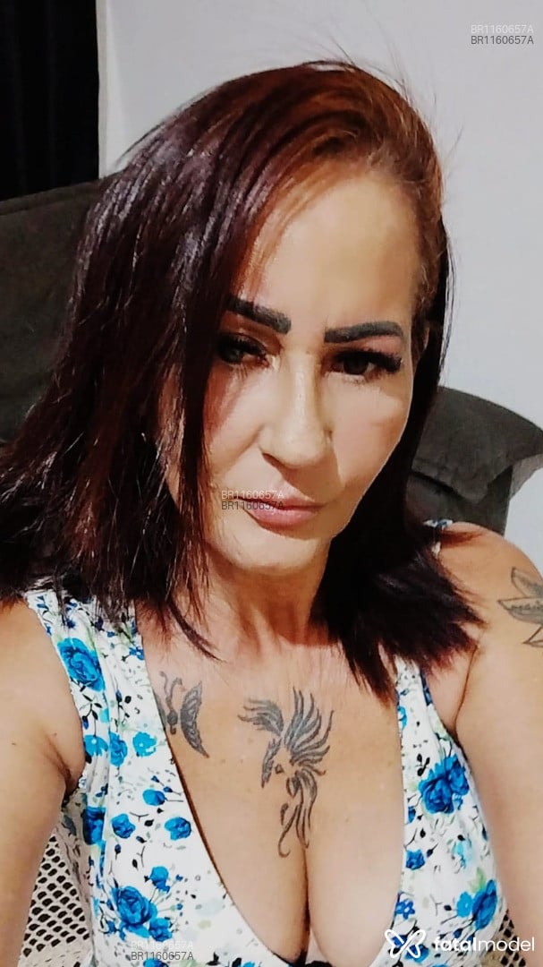 Acompanhante mulher morena (o) de olhos castanhos - Vick Ribeiro