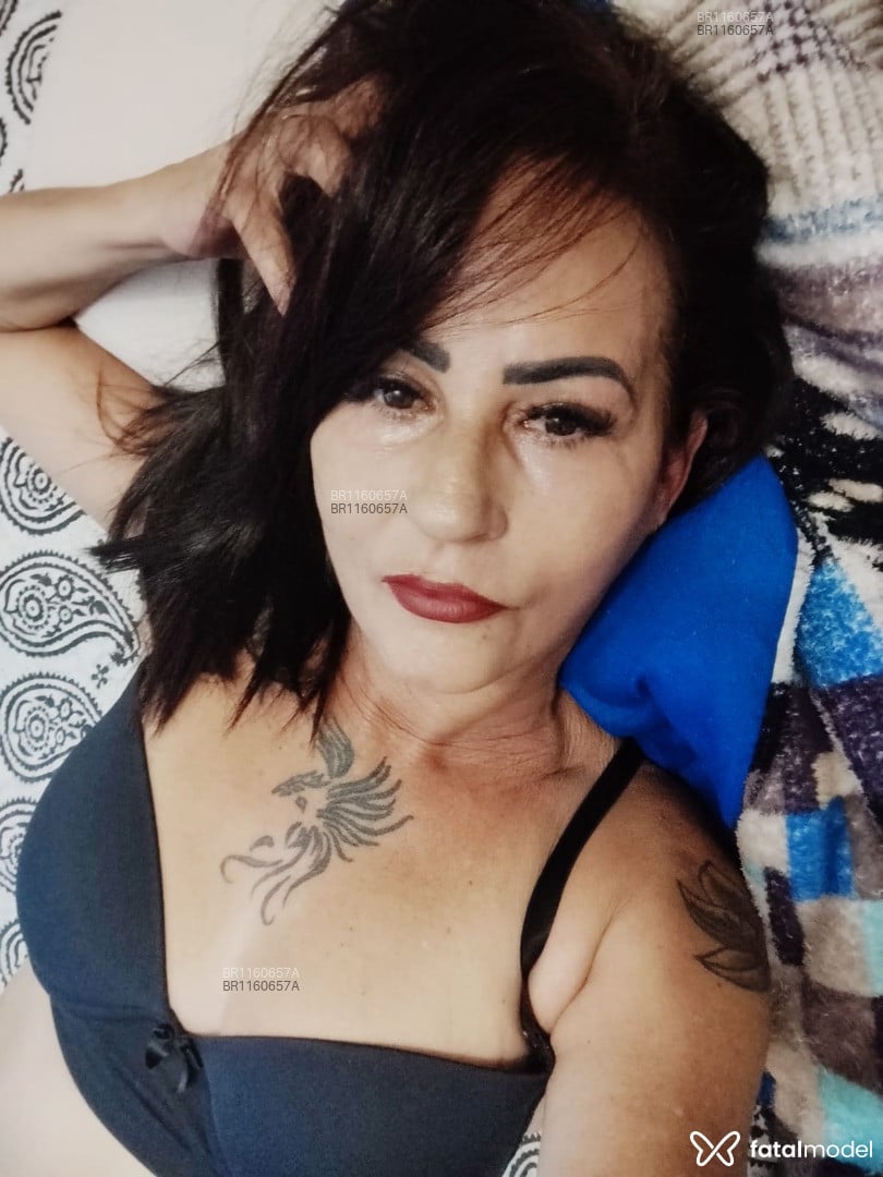 Acompanhante mulher morena (o) de olhos castanhos - Vick Ribeiro