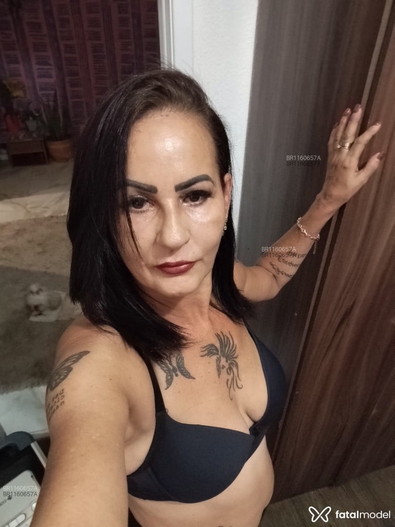 Acompanhante mulher morena (o) de olhos castanhos - Vick Ribeiro