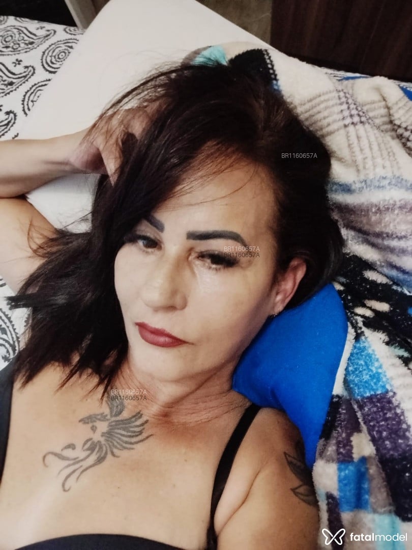 Acompanhante mulher morena (o) de olhos castanhos - Vick Ribeiro