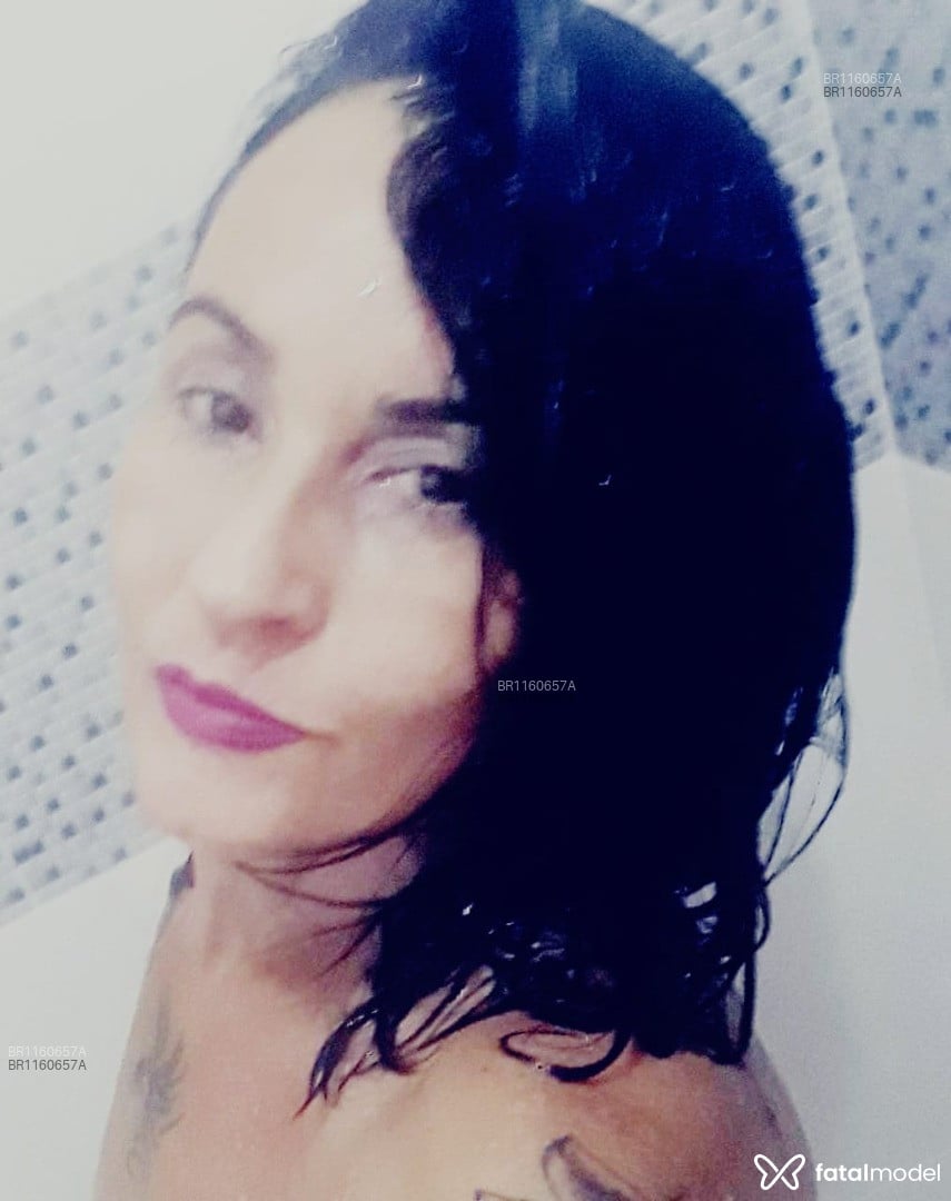Acompanhante mulher morena (o) de olhos castanhos - Vick Ribeiro
