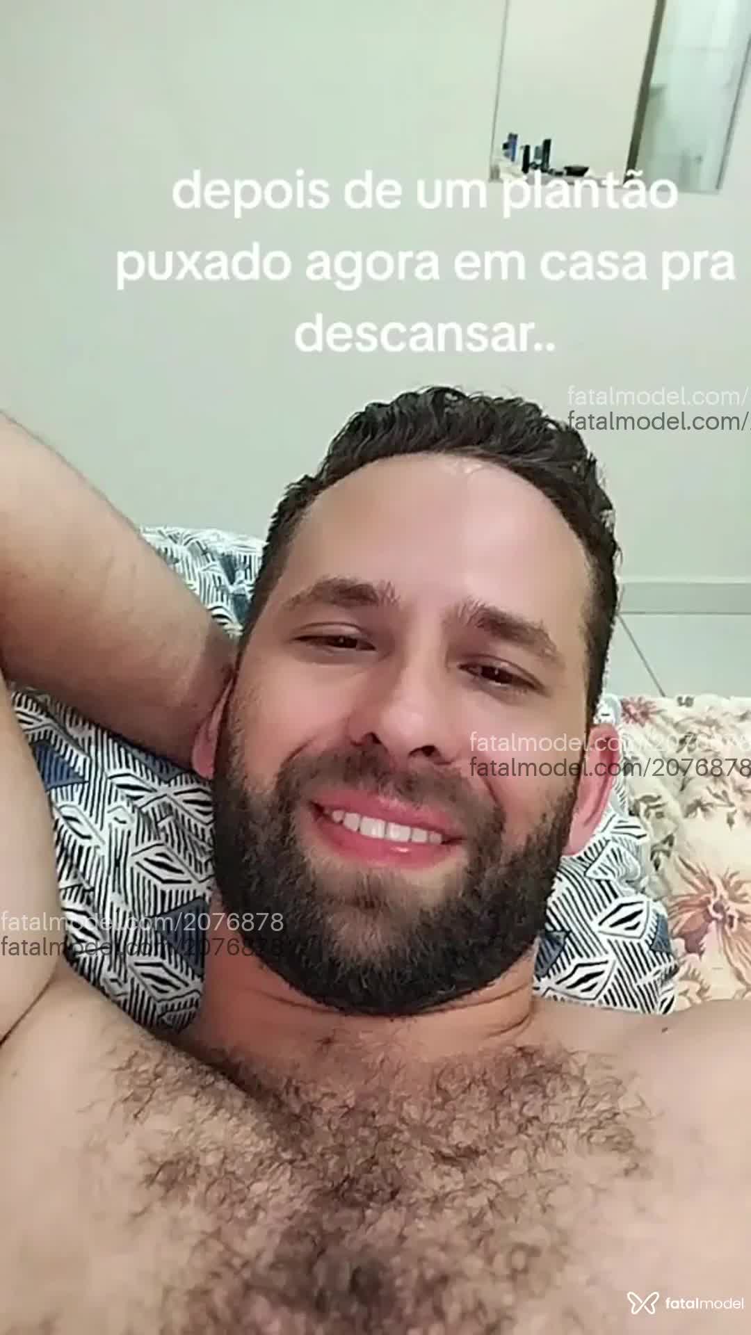 Acompanhante homem com cabelo castanho de olhos castanhos - Muralo Acompanhante homem com cabelo castanho de olhos castanhos - Muralo