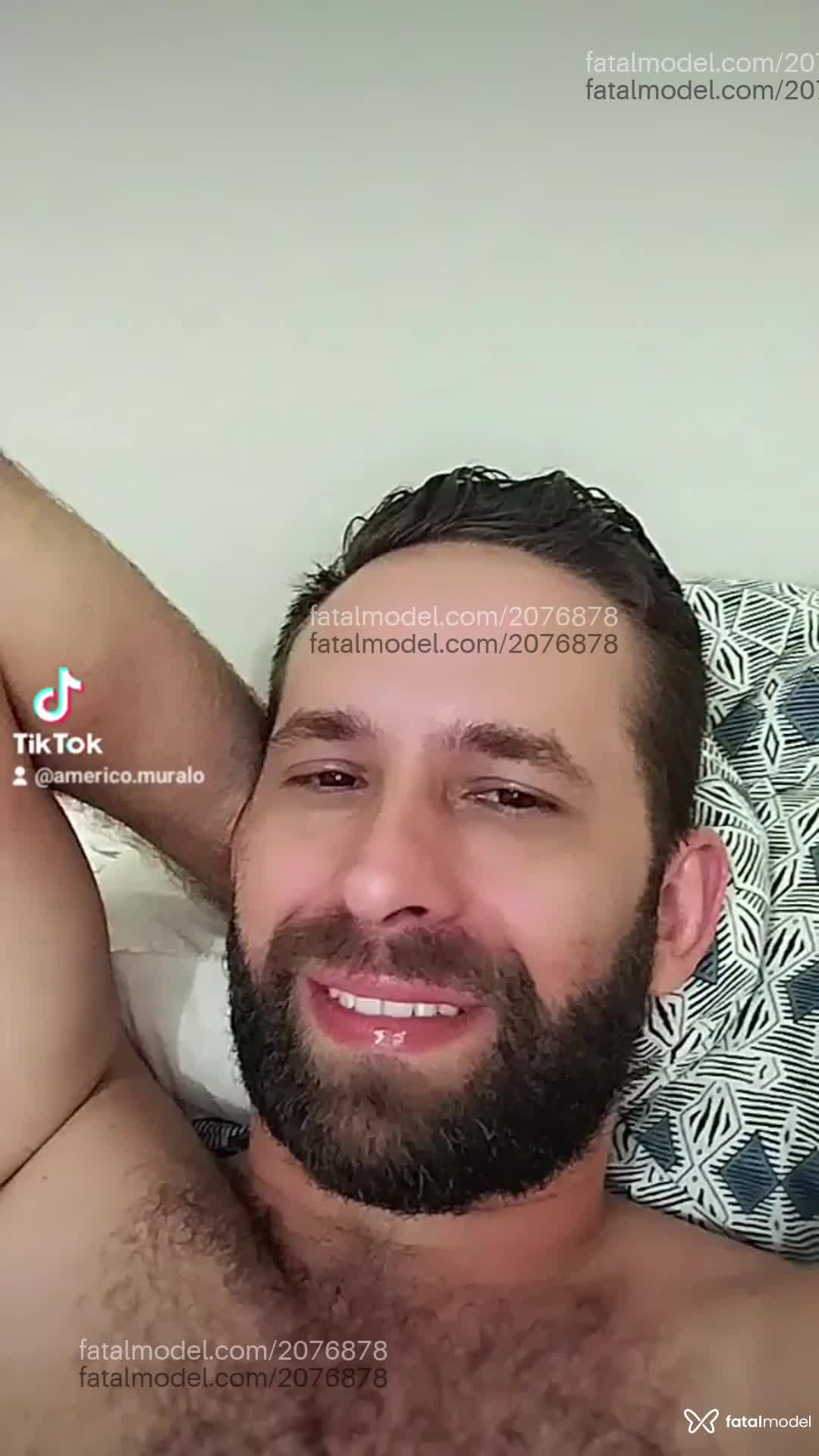 Acompanhante homem com cabelo castanho de olhos castanhos - Muralo Acompanhante homem com cabelo castanho de olhos castanhos - Muralo