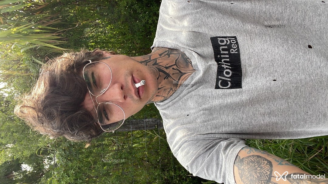 Acompanhante homem com cabelo castanho de olhos castanhos em São Paulo - Smoke Ink