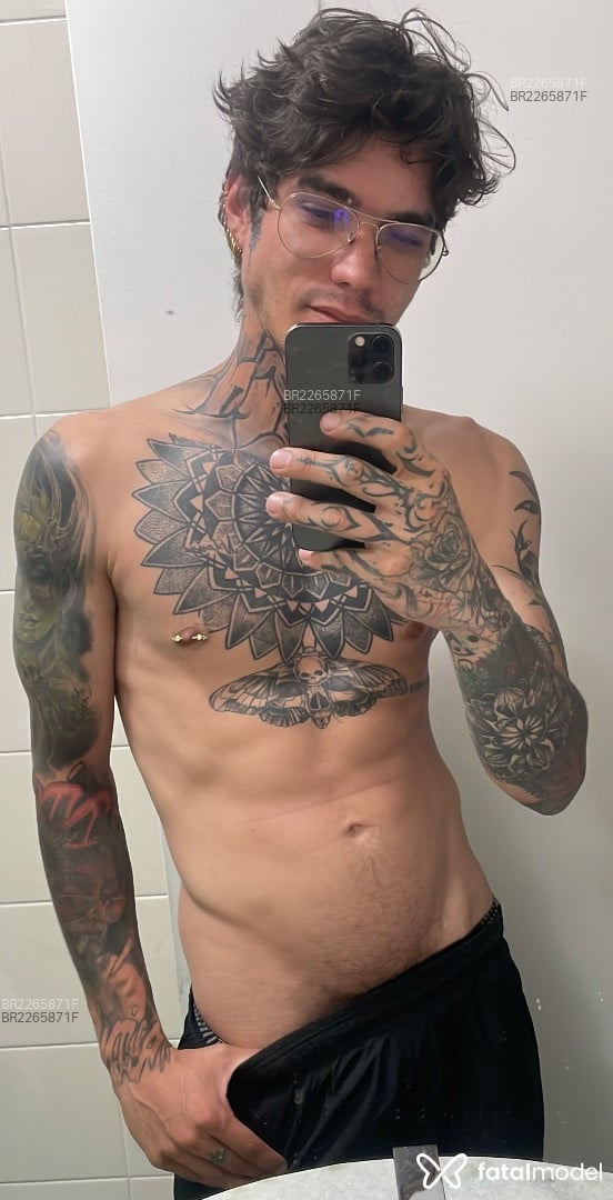 Acompanhante homem com cabelo castanho de olhos castanhos em São Paulo - Smoke Ink