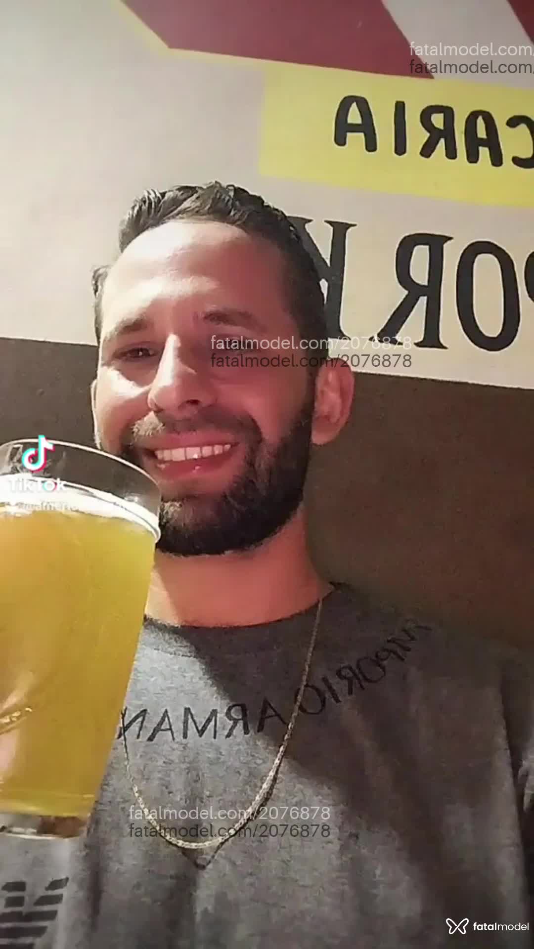 Acompanhante homem com cabelo castanho de olhos castanhos - Muralo Acompanhante homem com cabelo castanho de olhos castanhos - Muralo