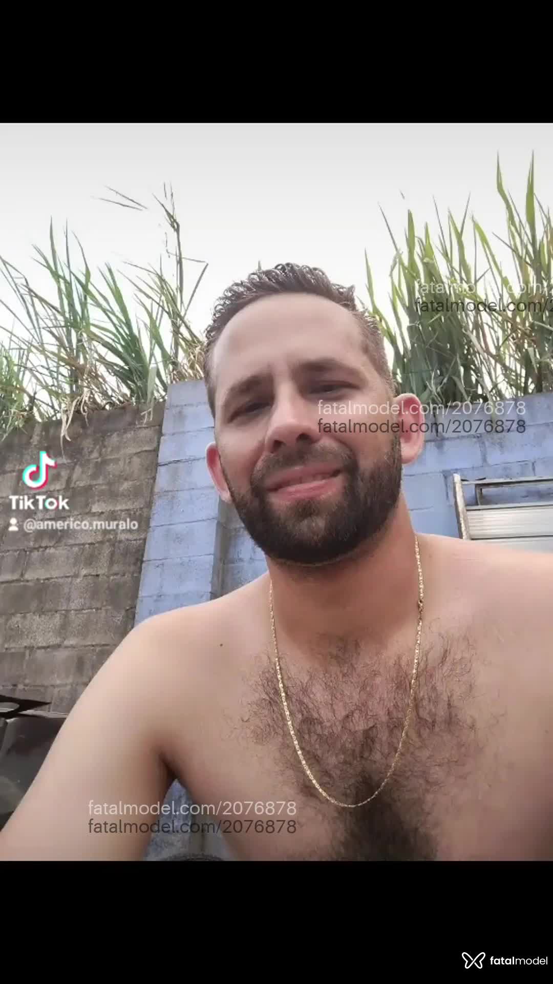 Acompanhante homem com cabelo castanho de olhos castanhos - Muralo Acompanhante homem com cabelo castanho de olhos castanhos - Muralo