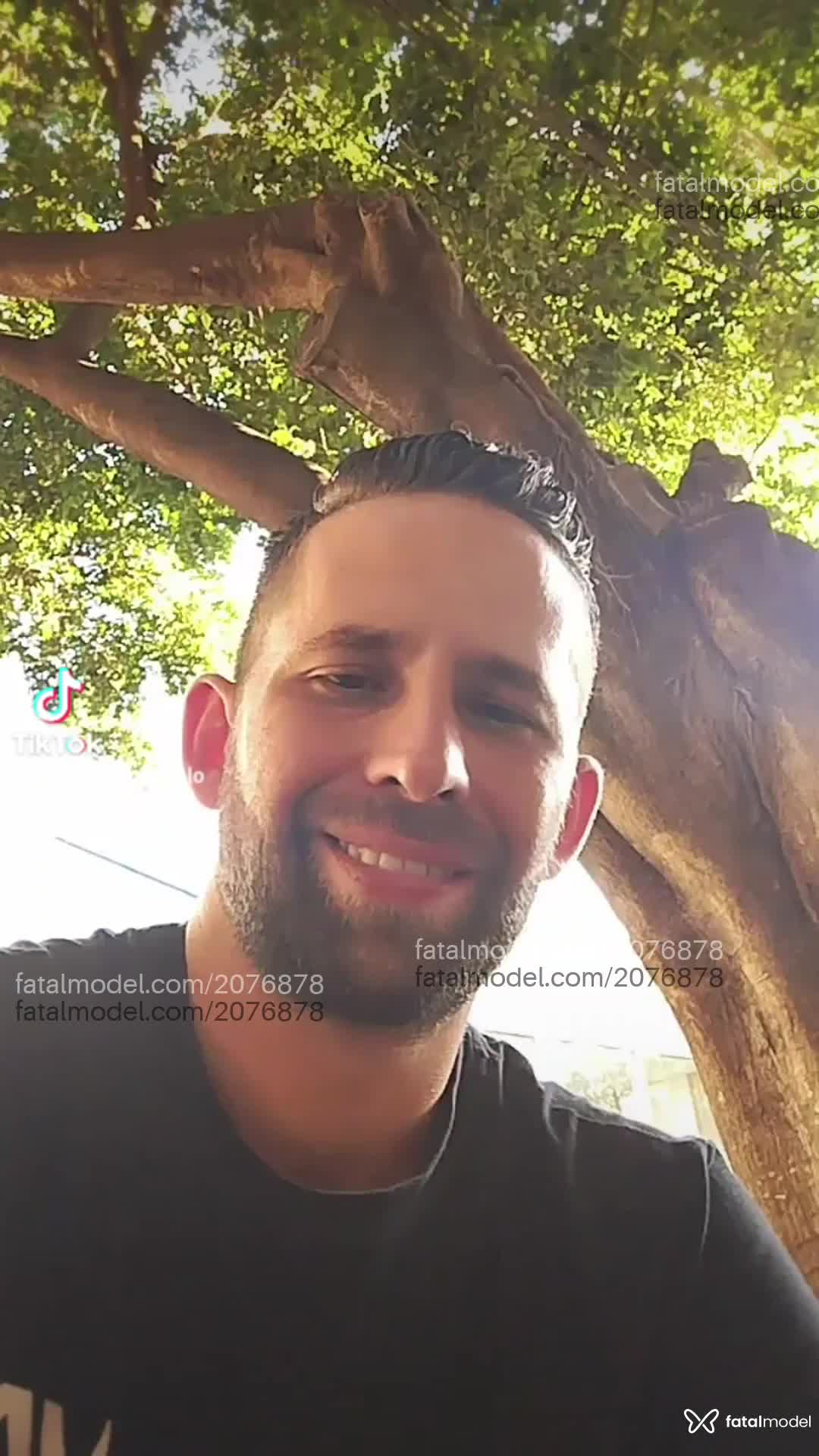 Acompanhante homem com cabelo castanho de olhos castanhos - Muralo Acompanhante homem com cabelo castanho de olhos castanhos - Muralo