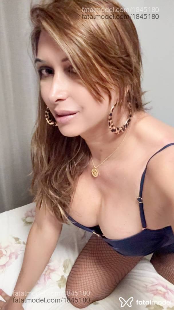 Acompanhante mulher trans com cabelo castanho de olhos mel em Goiânia - Natascha Naty