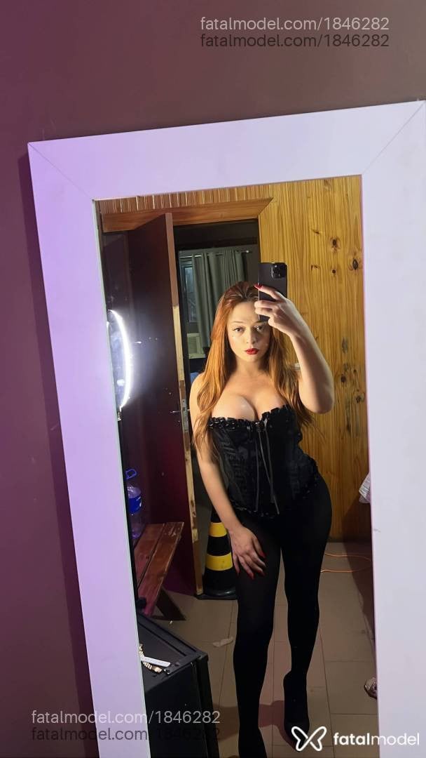 Acompanhante mulher trans ruiva (o) de olhos castanhos - Julia Ribeiro