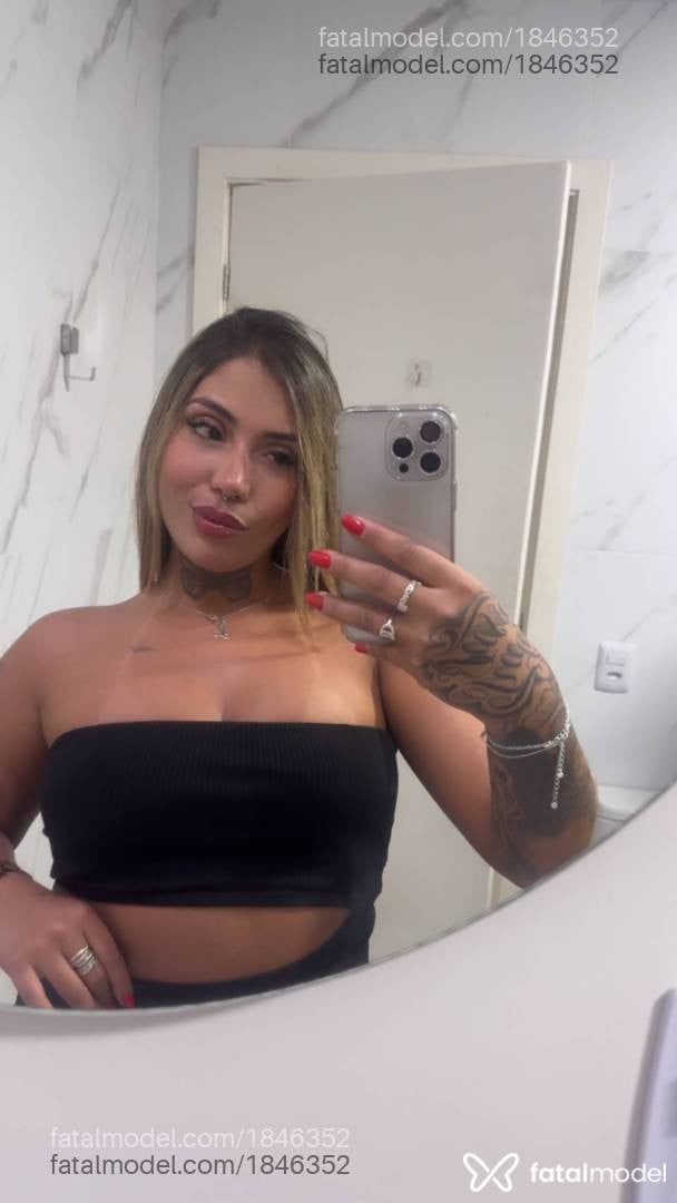 Acompanhante mulher com cabelo castanho de olhos castanhos - Lua Acompanhante mulher com cabelo castanho de olhos castanhos - Lua