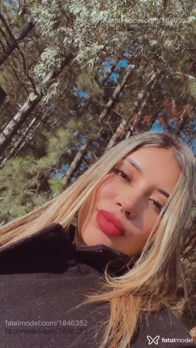 Acompanhante mulher com cabelo castanho de olhos castanhos - Lua Acompanhante mulher com cabelo castanho de olhos castanhos - Lua