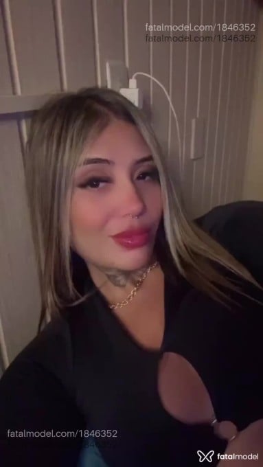 Acompanhante mulher com cabelo castanho de olhos castanhos - Lua Acompanhante mulher com cabelo castanho de olhos castanhos - Lua