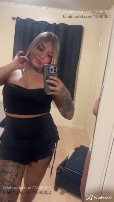 Acompanhante mulher com cabelo castanho de olhos castanhos - Lua Acompanhante mulher com cabelo castanho de olhos castanhos - Lua