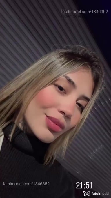 Acompanhante mulher com cabelo castanho de olhos castanhos - Lua Acompanhante mulher com cabelo castanho de olhos castanhos - Lua