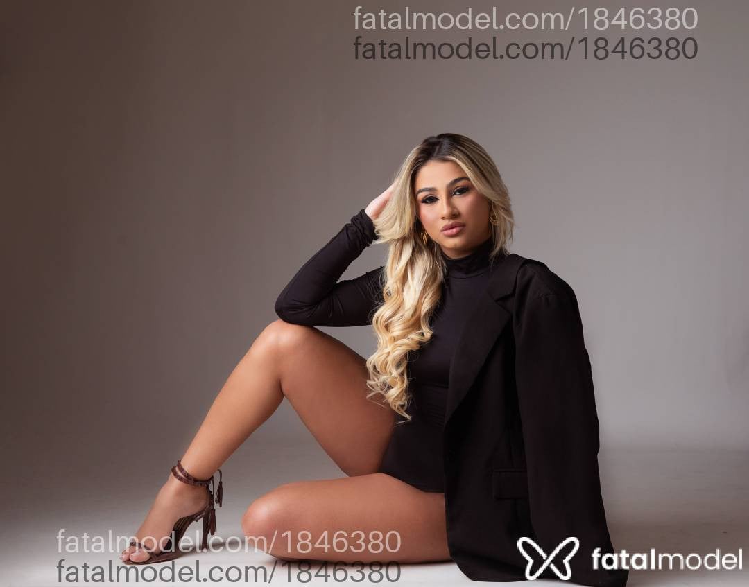 Acompanhante mulher loira (o) de olhos castanhos - Júlia Garcia