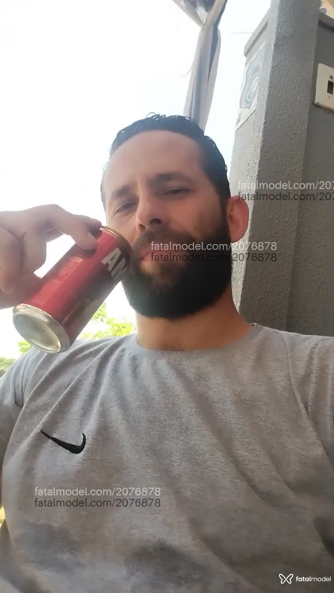 Acompanhante homem com cabelo castanho de olhos castanhos - Muralo Acompanhante homem com cabelo castanho de olhos castanhos - Muralo