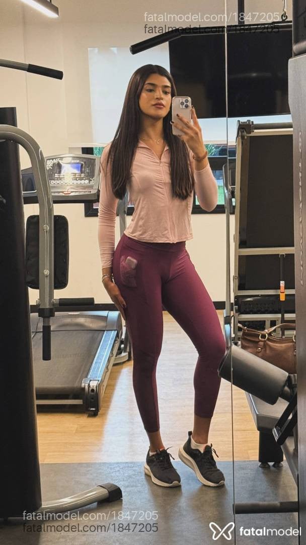 Acompanhante mulher trans morena (o) de olhos castanhos - Camila Volpi