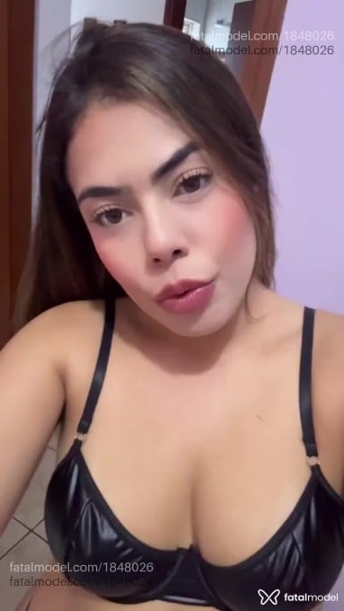 Acompanhante mulher loira (o) de olhos mel - Bela