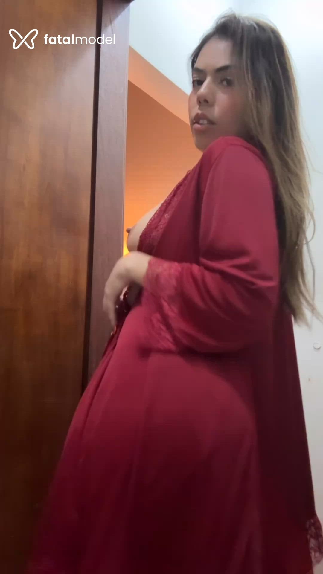 Acompanhante mulher loira (o) de olhos mel - Bela