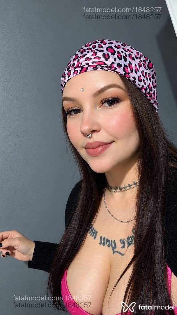 Acompanhante mulher com cabelo castanho de olhos castanhos - Victória