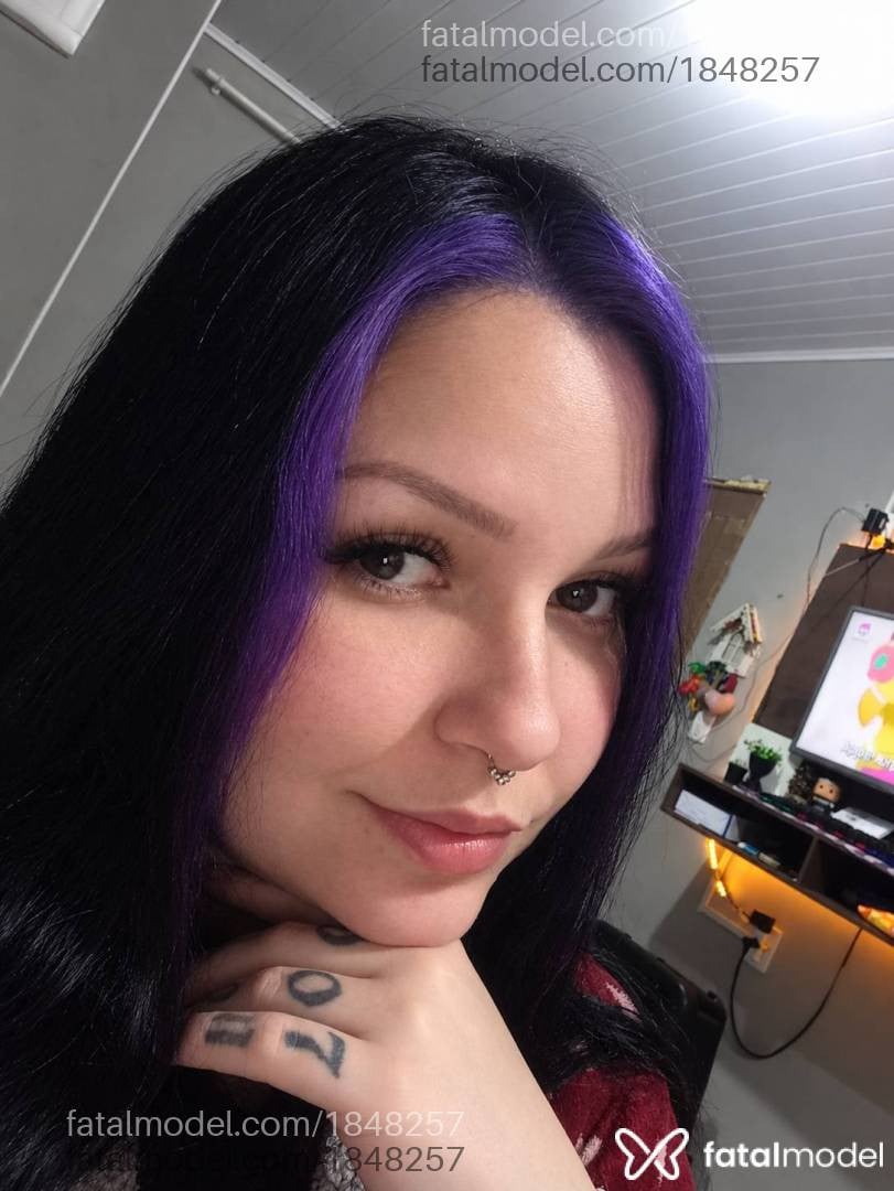 Acompanhante mulher com cabelo castanho de olhos castanhos - Victória