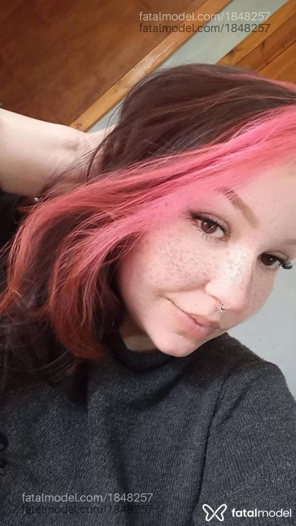 Acompanhante mulher com cabelo castanho de olhos castanhos - Victória