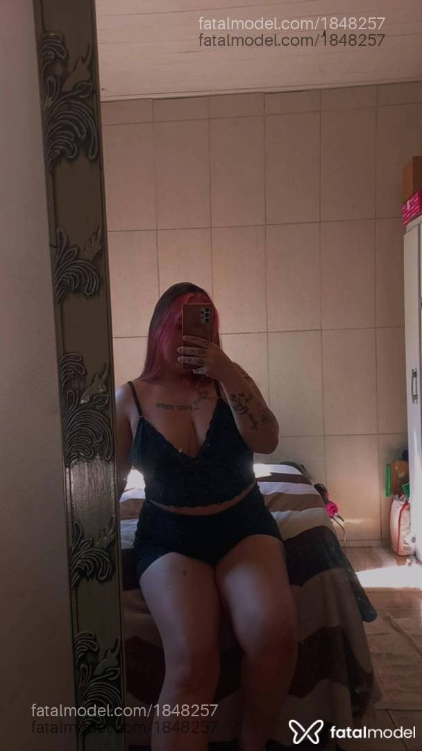 Acompanhante mulher com cabelo castanho de olhos castanhos - Victória