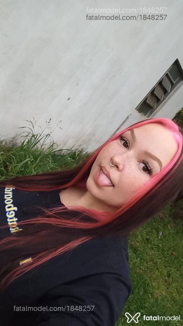 Acompanhante mulher com cabelo castanho de olhos castanhos - Victória