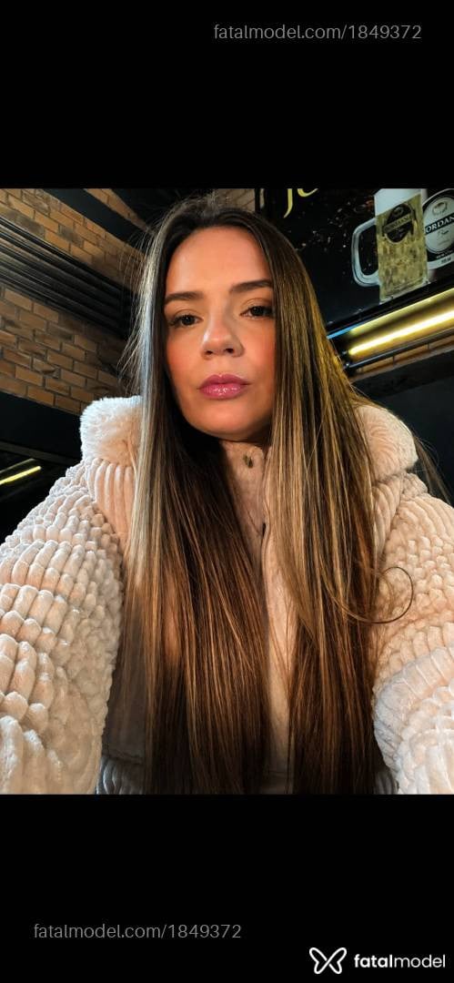 Acompanhante mulher loira (o) de olhos castanhos - Safira