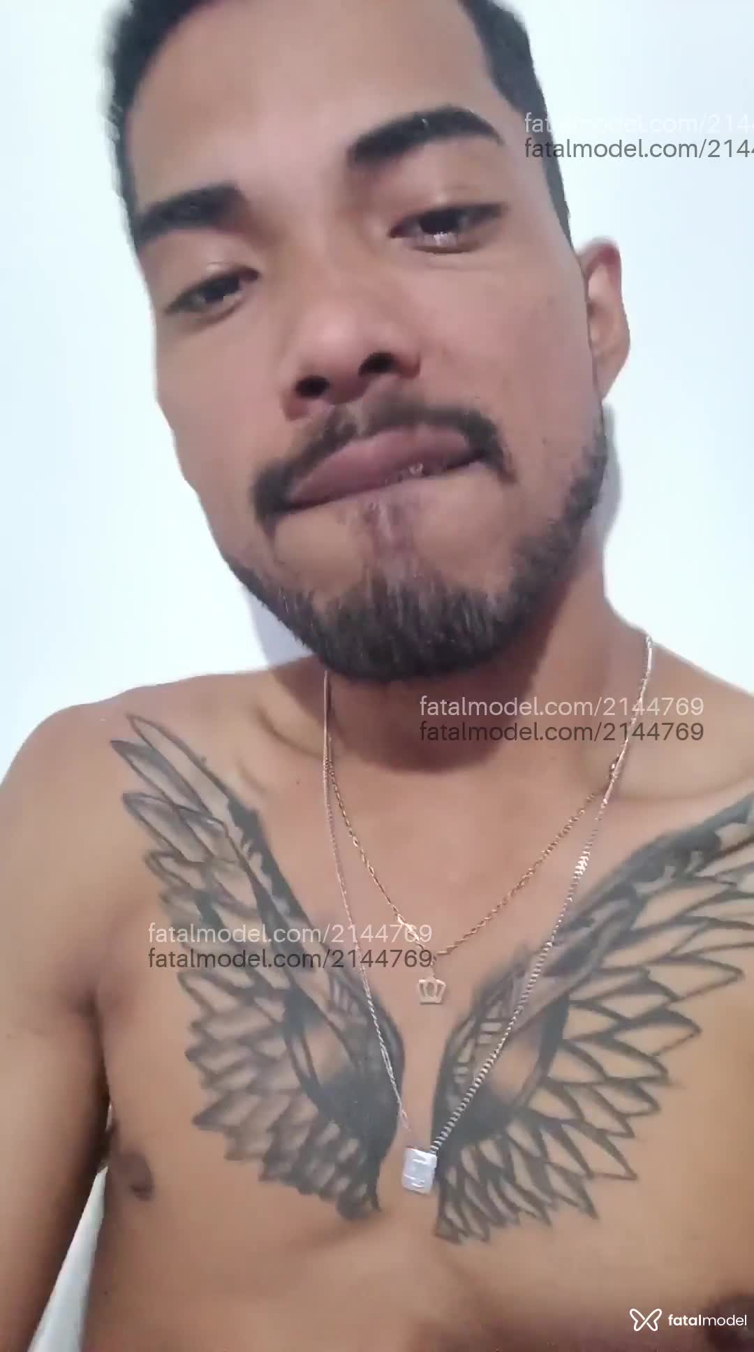 Acompanhante homem com cabelo castanho de olhos pretos - Josue