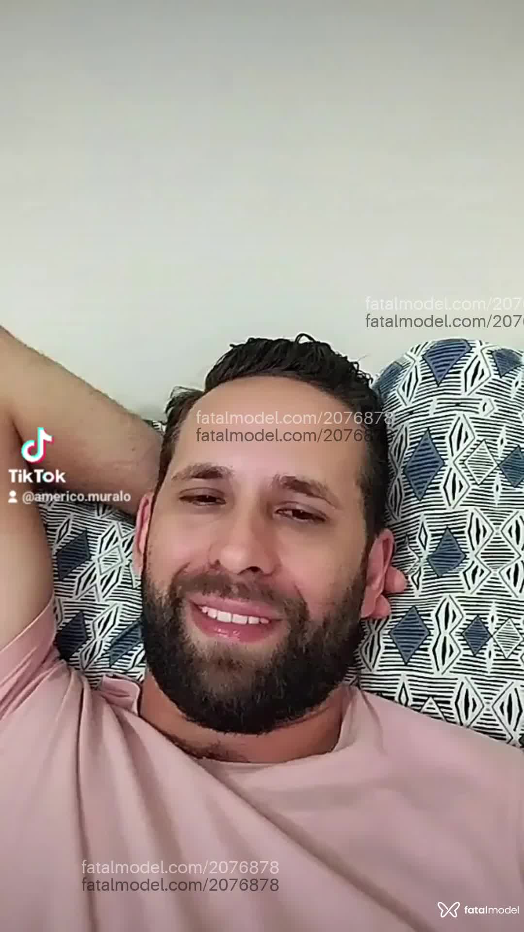 Acompanhante homem com cabelo castanho de olhos castanhos - Muralo Acompanhante homem com cabelo castanho de olhos castanhos - Muralo