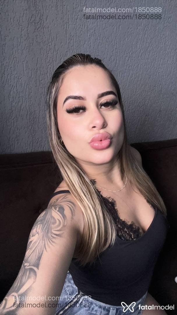 Acompanhante mulher loira (o) de olhos castanhos - Ágatha Dias