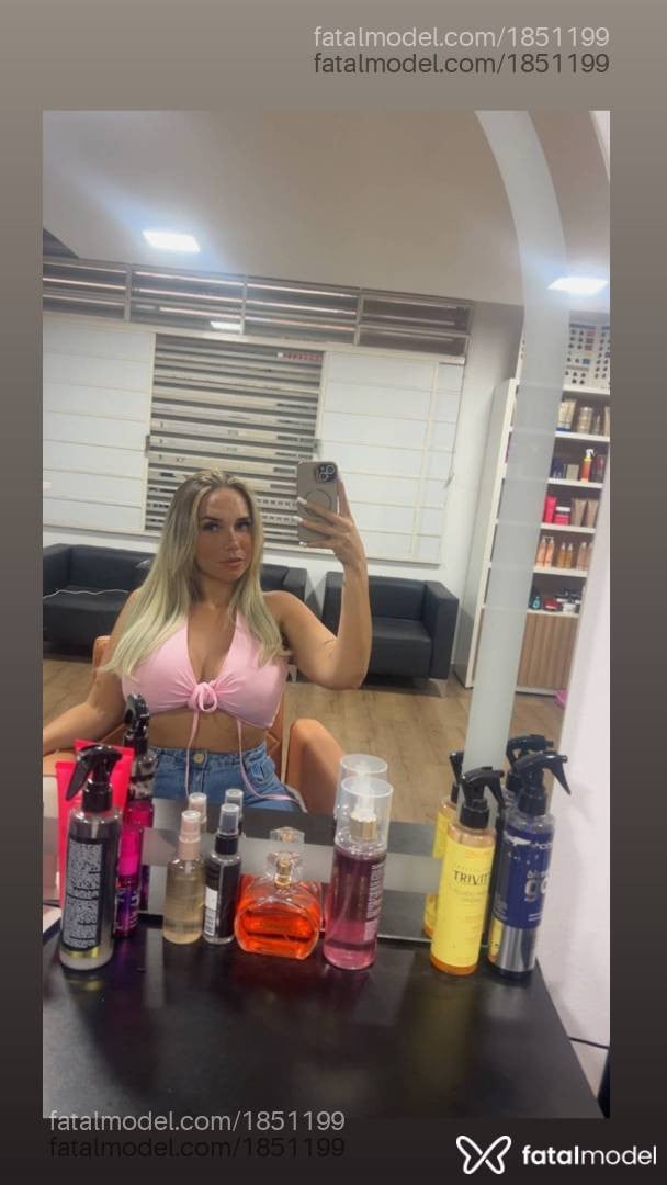 Acompanhante mulher loira (o) de olhos castanhos - Camila