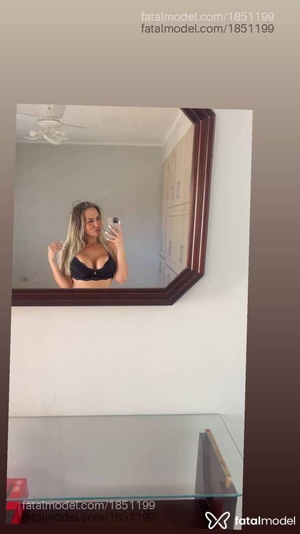 Acompanhante mulher loira (o) de olhos castanhos - Camila