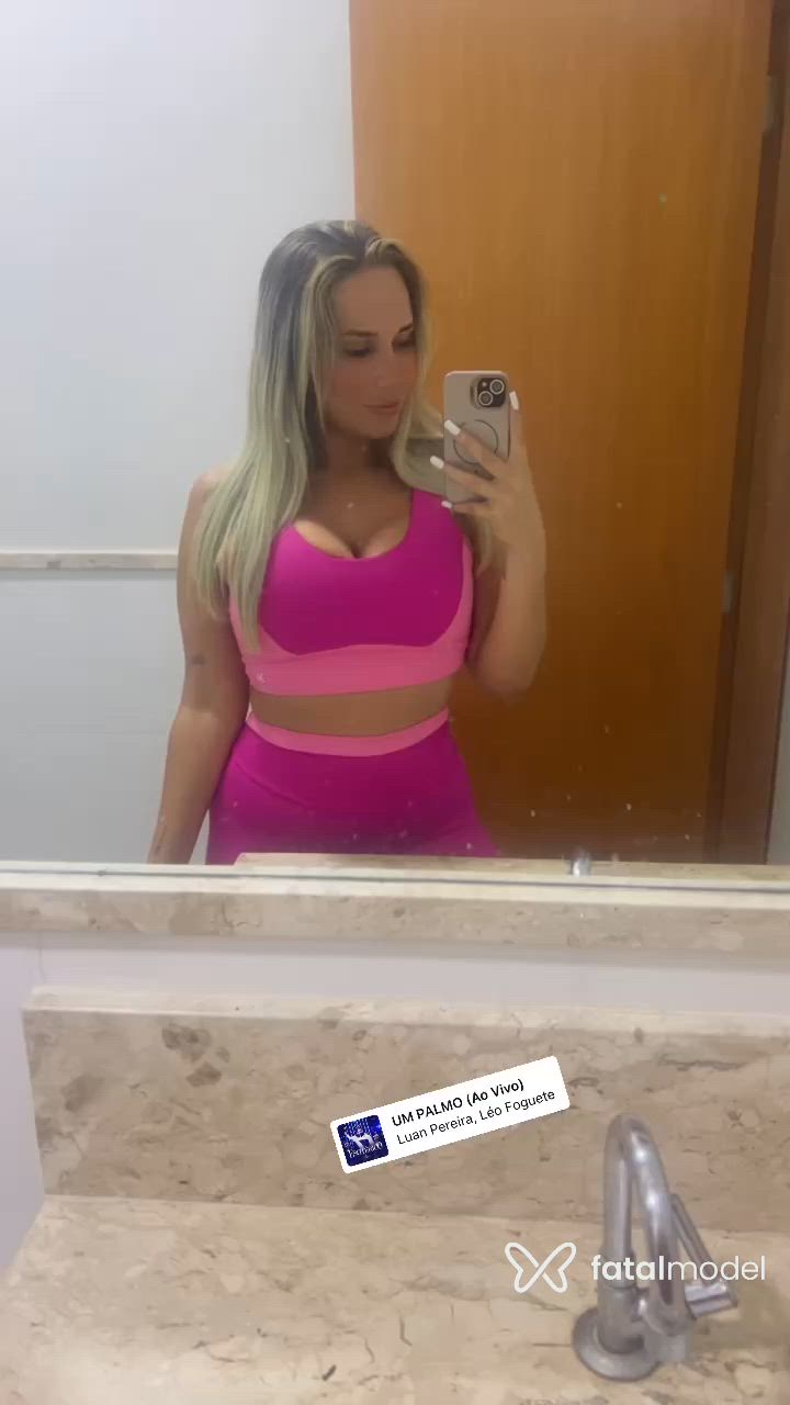 Acompanhante mulher loira (o) de olhos castanhos - Camila