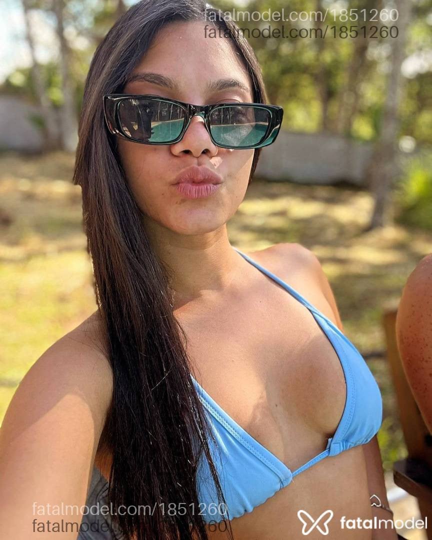 Acompanhante mulher morena (o) de olhos pretos - Liz Maria Acompanhante mulher morena (o) de olhos pretos - Liz Maria