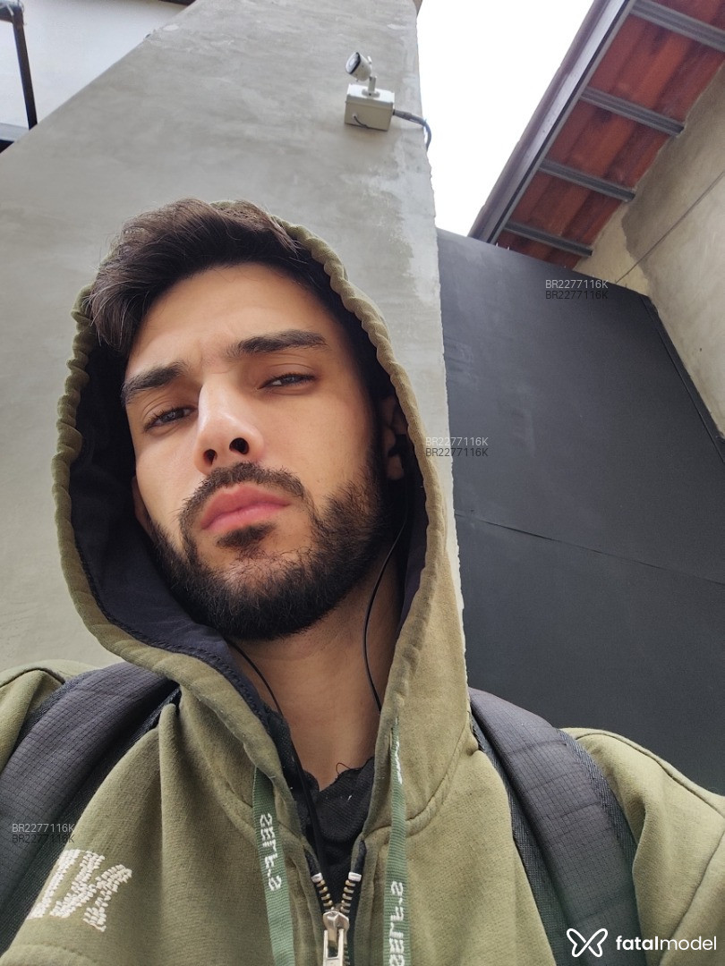 Acompanhante homem com cabelo castanho de olhos castanhos - Bruno Rocha