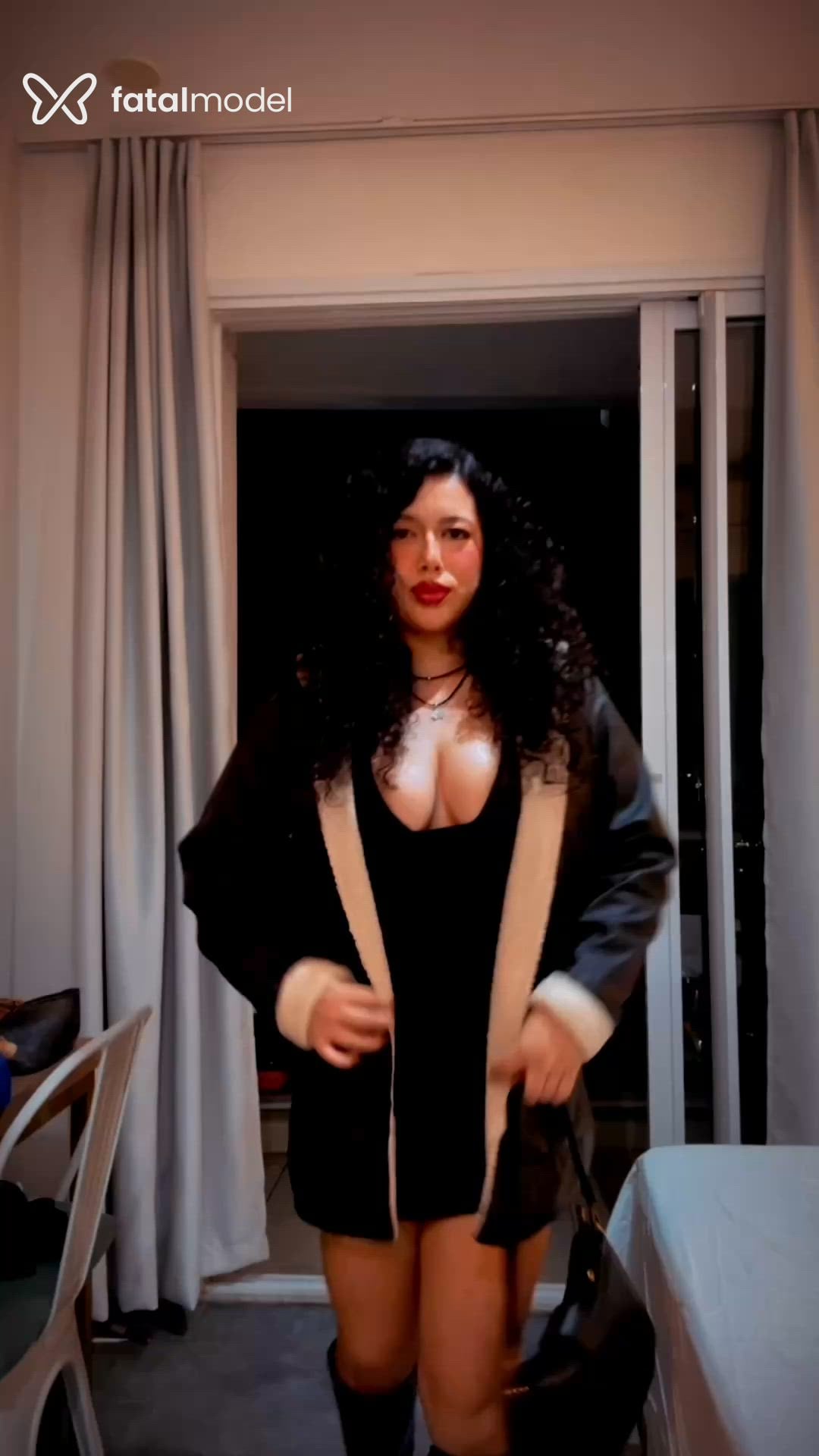 Acompanhante mulher morena (o) de olhos castanhos - LEXIS