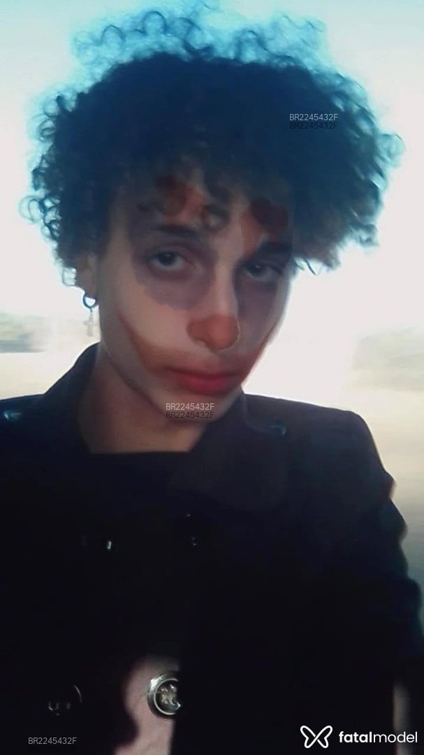 Acompanhante homem com cabelo castanho de olhos castanhos - Abutre Acompanhante homem com cabelo castanho de olhos castanhos - Abutre