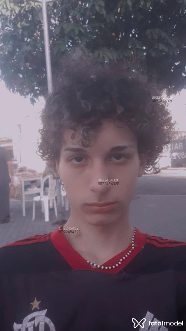 Acompanhante homem com cabelo castanho de olhos castanhos - Abutre Acompanhante homem com cabelo castanho de olhos castanhos - Abutre