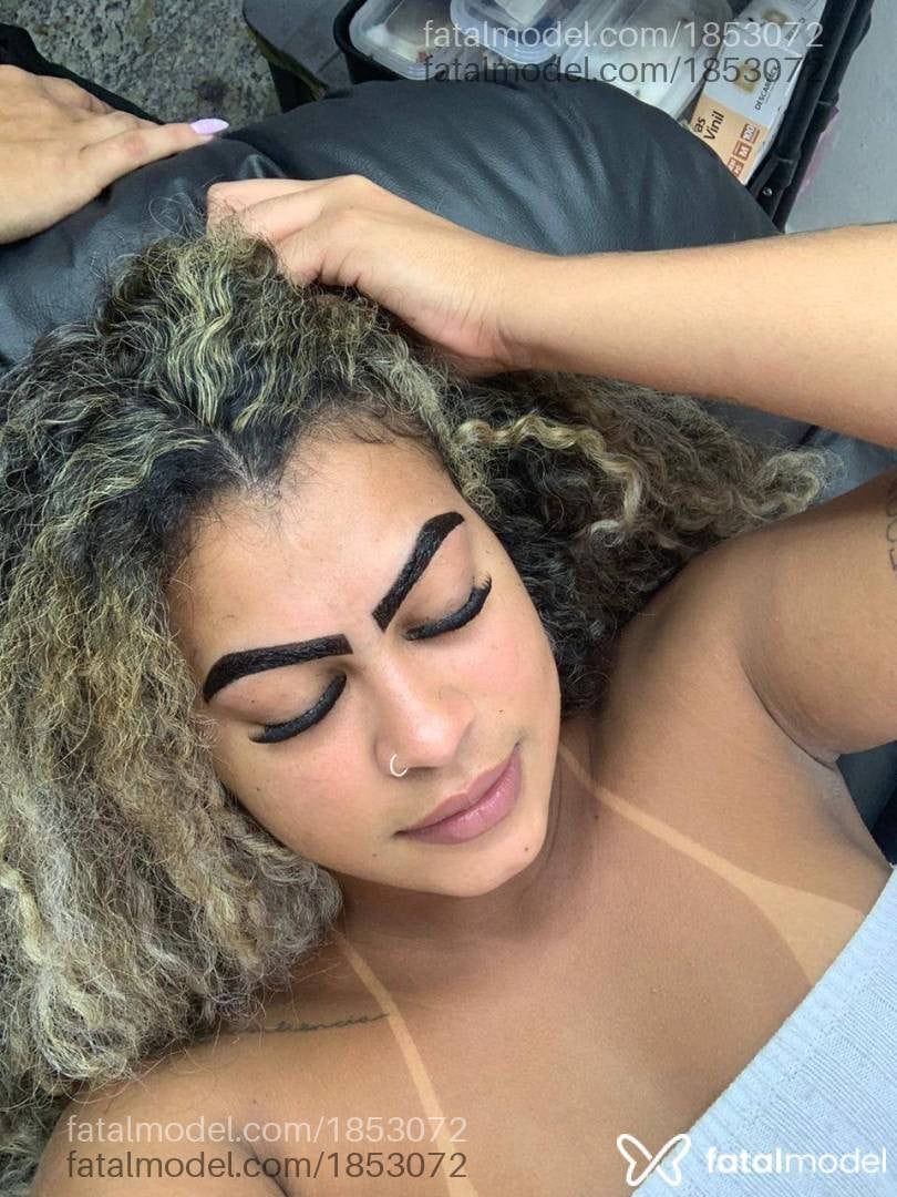 Acompanhante mulher loira (o) de olhos castanhos - Beatriz