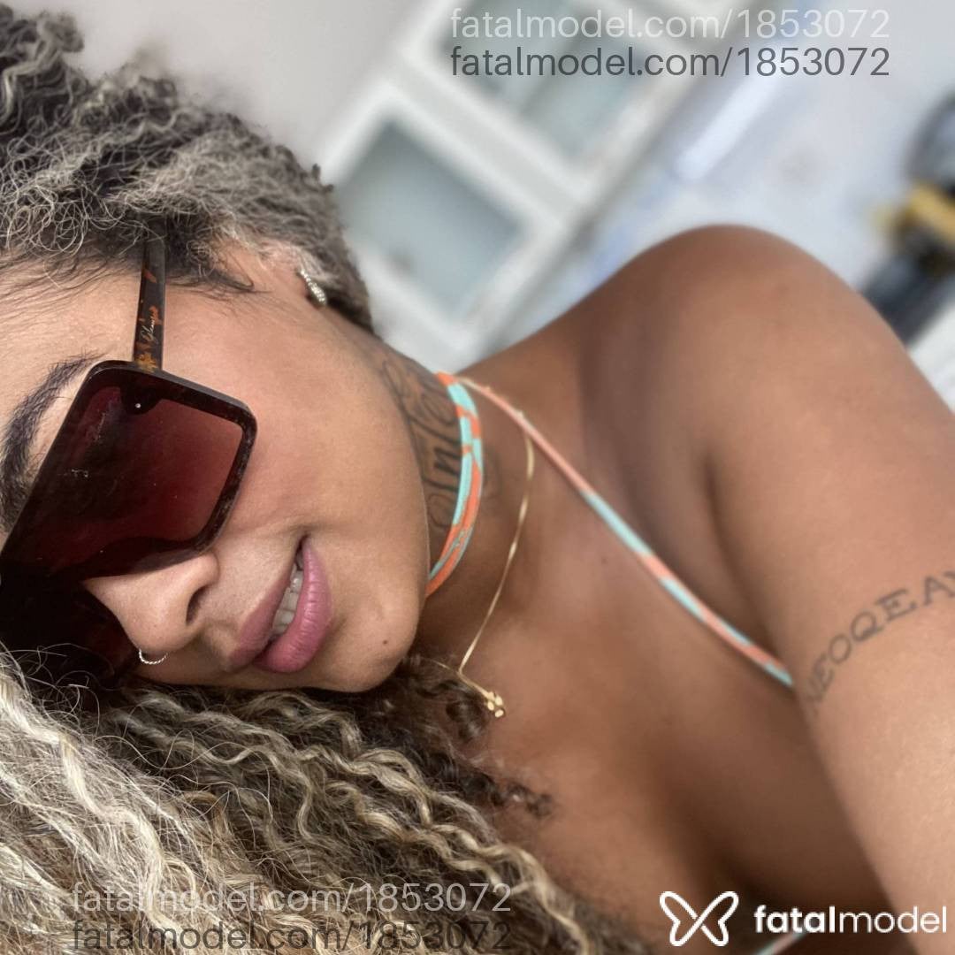 Acompanhante mulher loira (o) de olhos castanhos - Beatriz