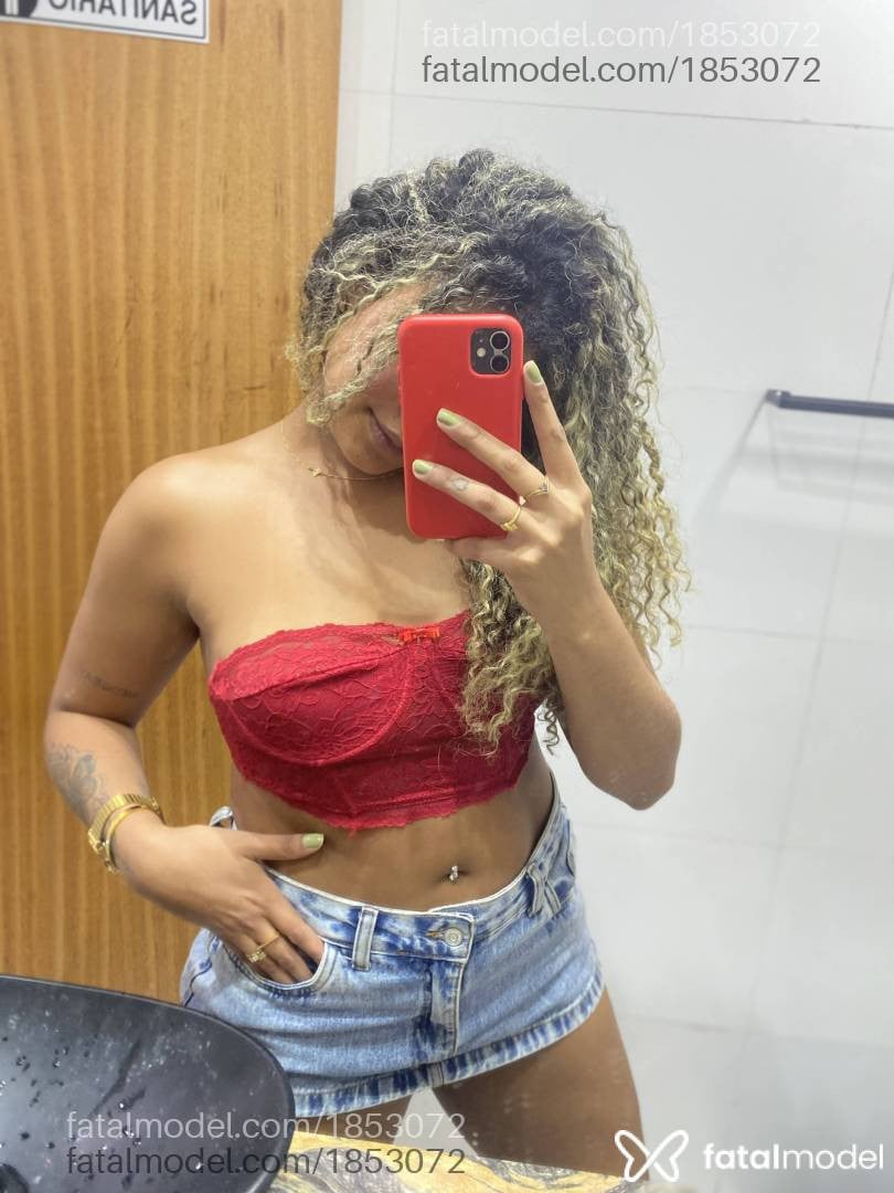 Acompanhante mulher loira (o) de olhos castanhos - Beatriz