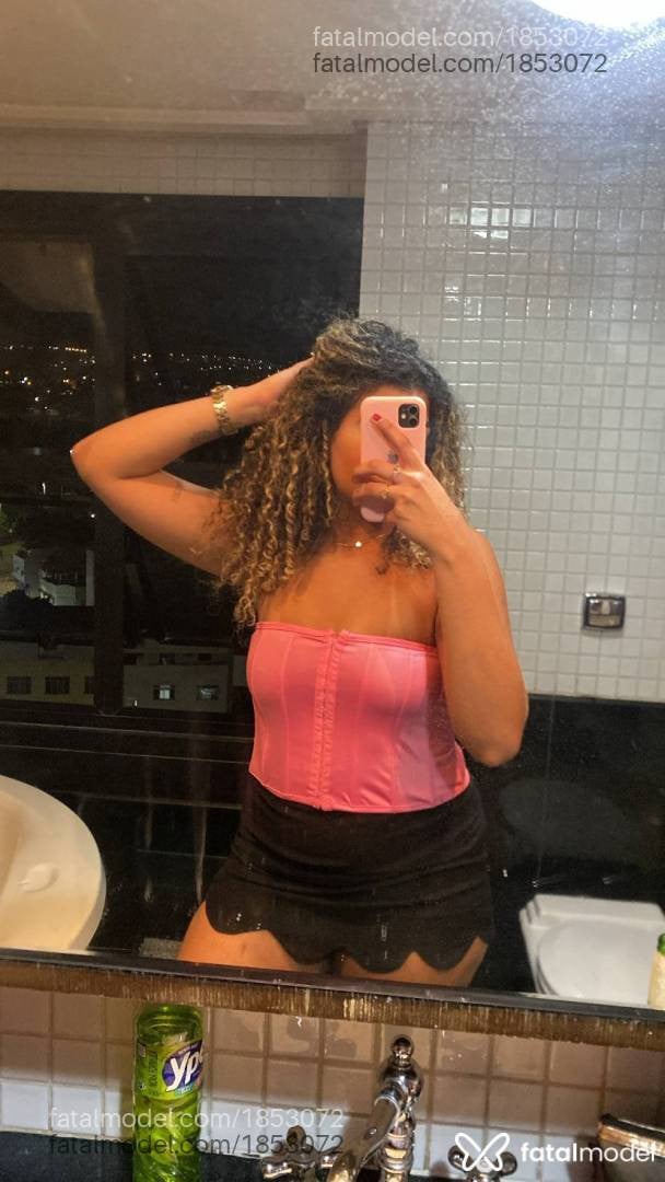 Acompanhante mulher loira (o) de olhos castanhos - Beatriz