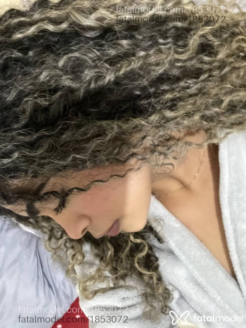 Acompanhante mulher loira (o) de olhos castanhos - Beatriz
